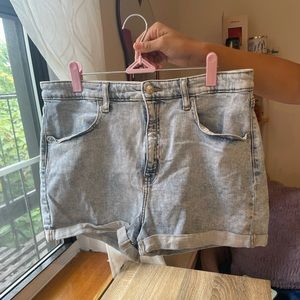 Light wash, high rise Jean shorts (14)